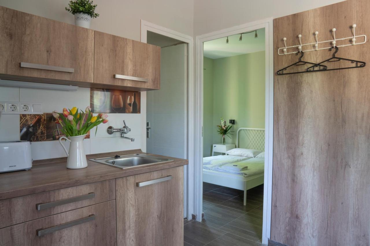 Tulipan Apartman เอ็กเกอร์ ภายนอก รูปภาพ